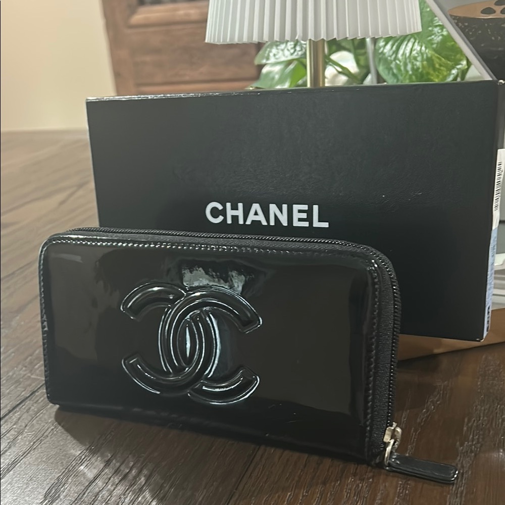 Chanel W/COA Camellia Makeup Palette Long Wallet - Picture 2 of 7